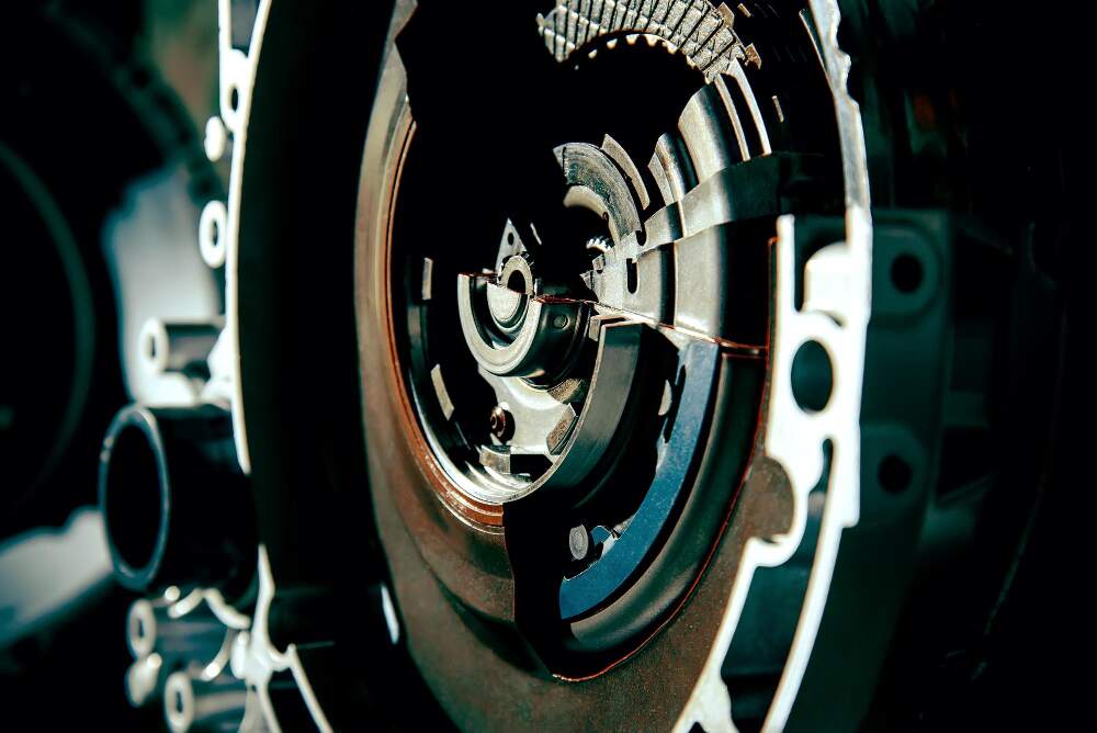 Nærbilde av tannhjulet og mekanikken i clutchen.