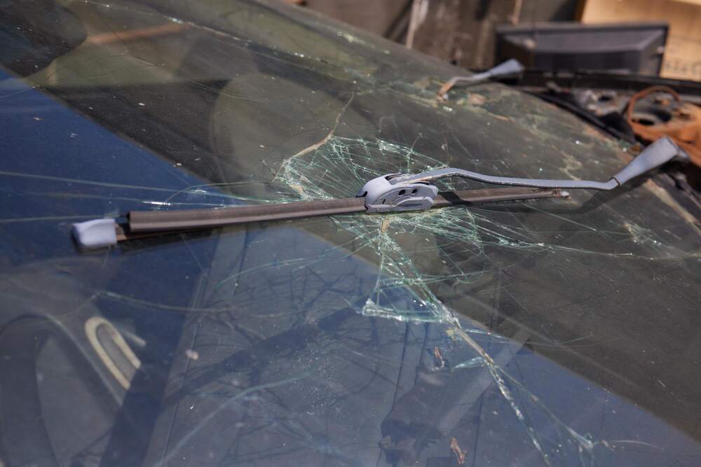 Knust bilrute med store sprekker.